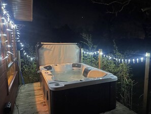 Chalet rustique, 3 chambres, accessible aux personnes à mobilité réduite, patio | Baignoire à remous extérieure