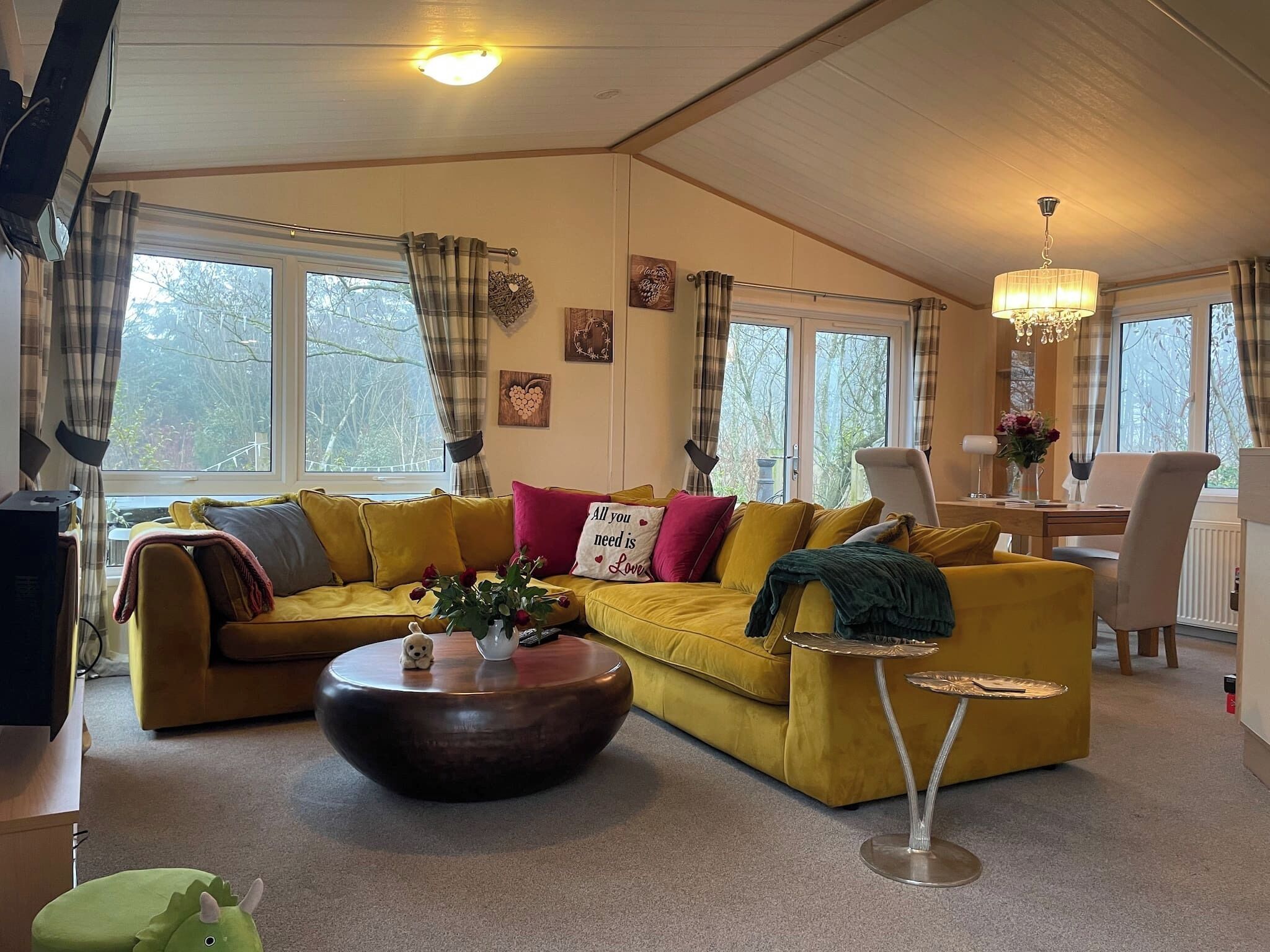 Huisje, 3 slaapkamers, toegankelijk voor mindervaliden, patio | Woonkamer