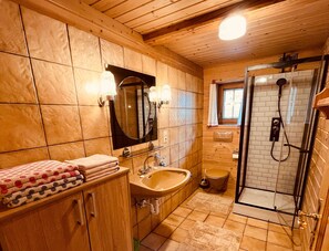 Shower, hair dryer, towels - Holiday Home 'Ferienhaus Unterkircher-Wallner' with Mountain View, Private Terrace and Wi-Fi (Hadergasse)