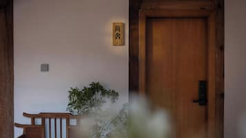 Familien-Zweibettzimmer, Blick auf den Innenhof | Innenbereich