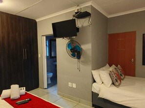 Comfort Twin Room | Desk, laptop workspace, iron/ironing board, free WiFi