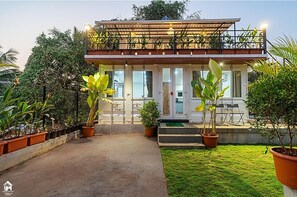 Exterior detail - ADV 412 by Soumil's Stays (Varsoli)