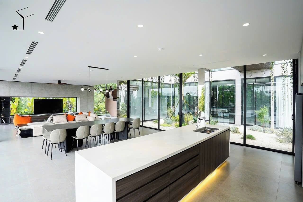 Bar (trong khuôn viên)