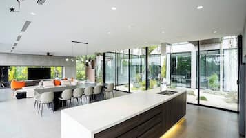 Bar (trong khuôn viên)