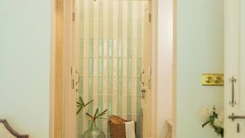 Luksushuvila, parveke, näköala puutarhaan | Sisätilat