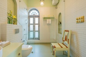 Villa luxueuse, balcon, vue sur le jardin | Salle de bain | Douche, articles de toilette (gratuits), séchoir à cheveux