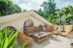 Villa luxueuse, balcon, vue sur le jardin | Terrasse/patio