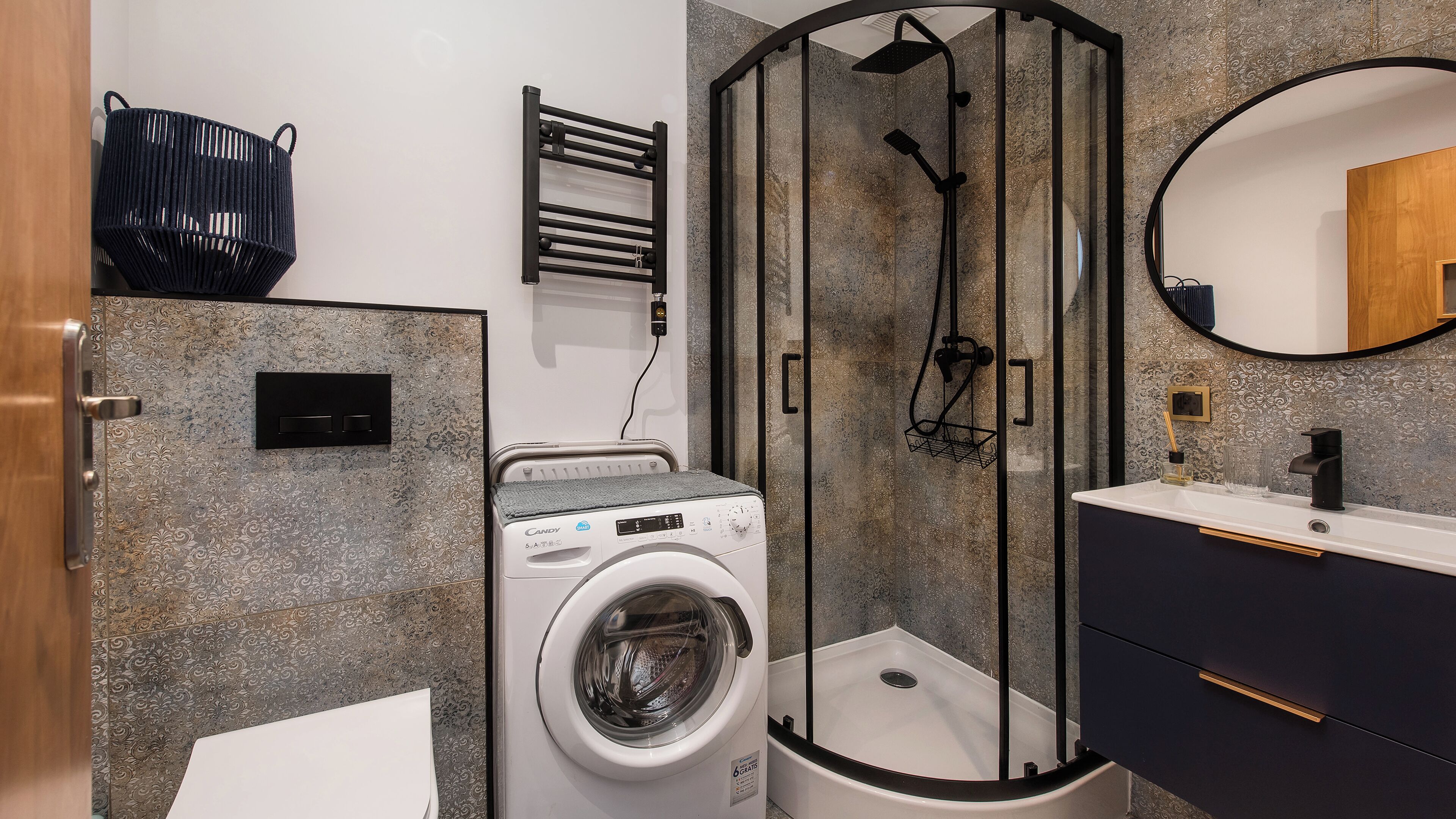 Studio (10) | Bathroom | Shower, towels