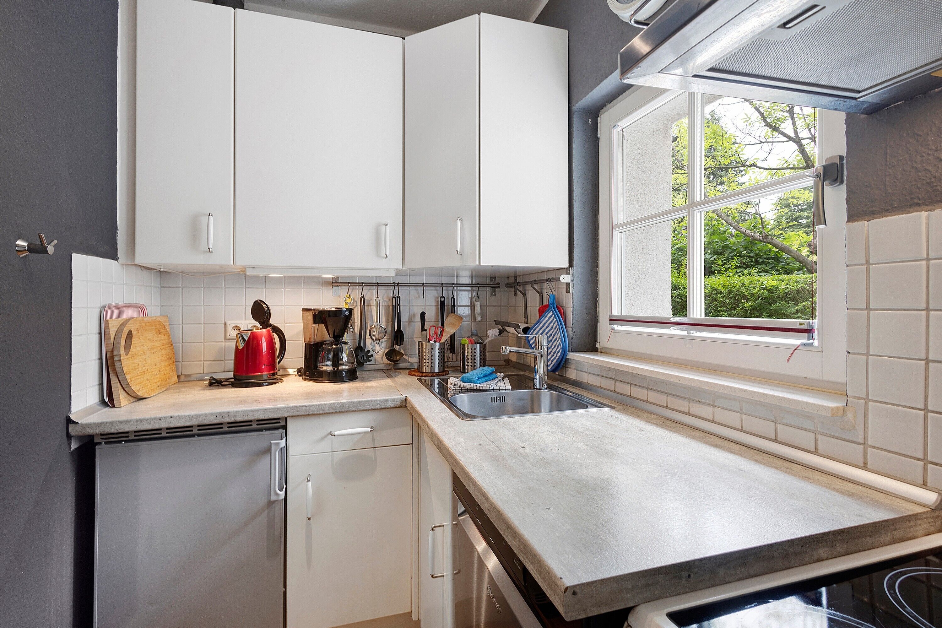 Coffee/tea maker, oven, stovetop, dishwasher