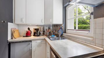Coffee/tea maker, oven, stovetop, dishwasher