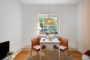 Dining - Apartment 'Für 4 Personen 40 M²' with Private Terrace, Shared Garden and Wi-Fi (Hamburg)