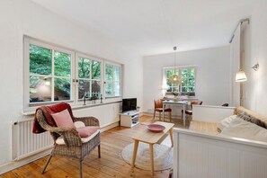 TV - Apartment 'Für 4 Personen 40 M²' with Private Terrace, Shared Garden and Wi-Fi (Hamburg)