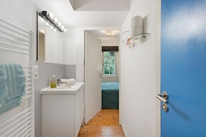 Shower, hair dryer, towels - Apartment 'Für 4 Personen 40 M²' with Private Terrace, Shared Garden and Wi-Fi (Hamburg)