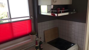 Uuni, liesi, astianpesukone, kahvin-/teenkeitin