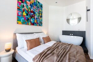 1 habitación, escritorio, tabla de planchar con plancha y wifi 