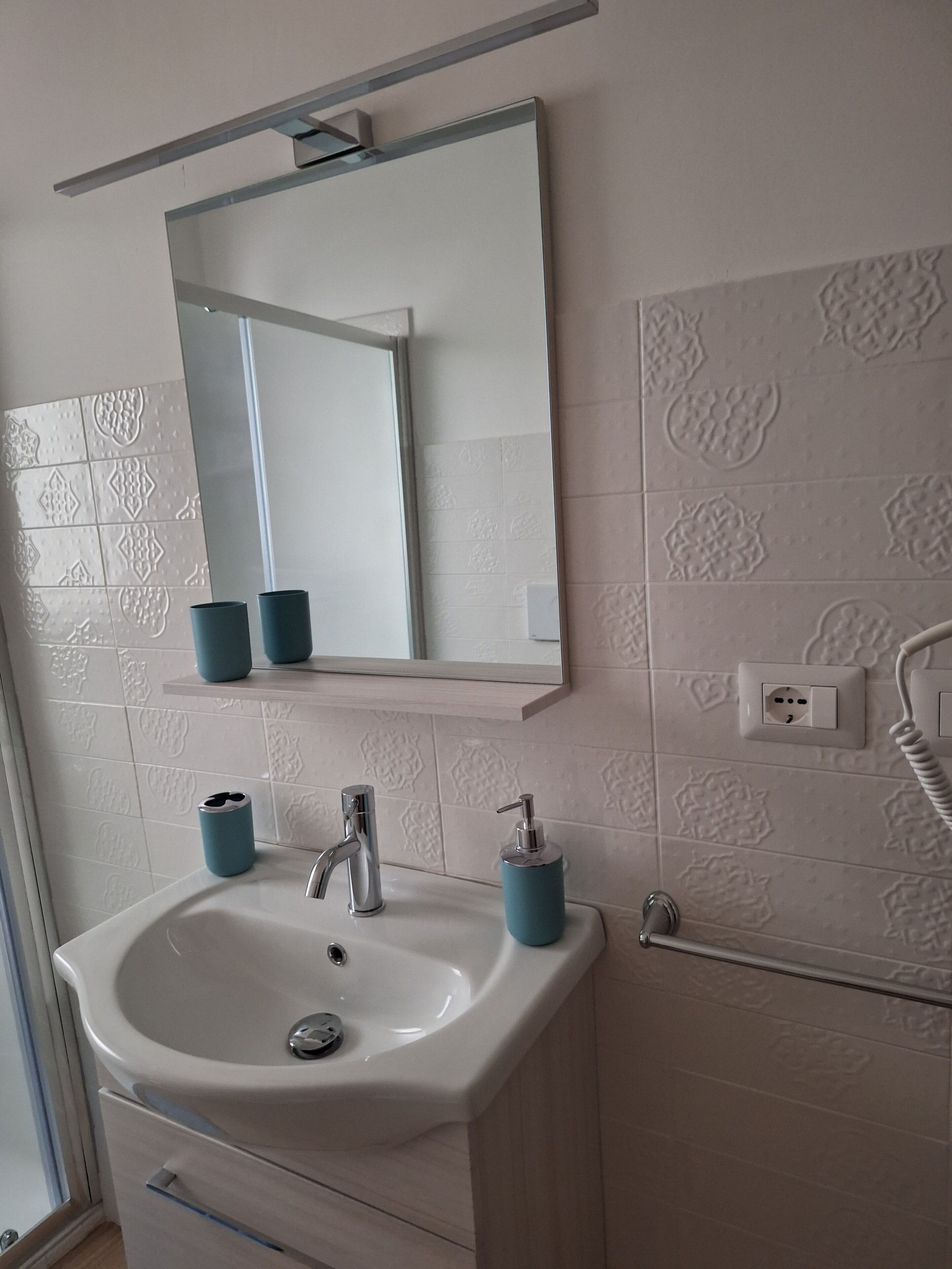 Haartrockner, Handtücher, Seife, Toilettenpapier