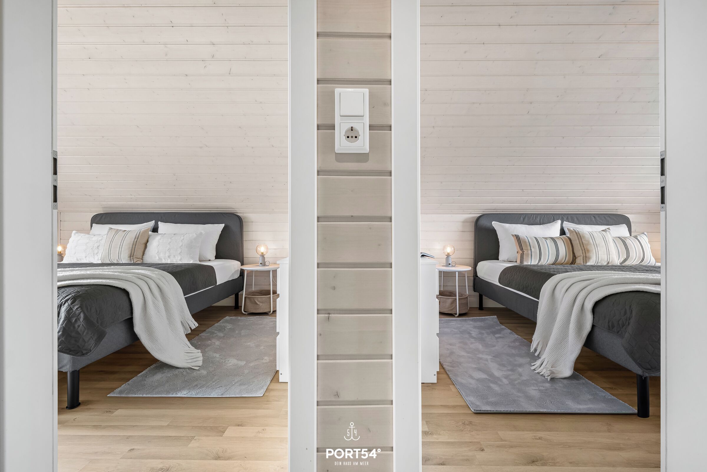 Une pièce aux murs recouverts de miroirs, avec un lit, des tables de chevet et un interrupteur sur le mur.