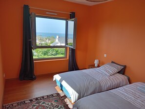 3 bedrooms, desk, free WiFi, bed sheets - Quiet house with sea view, walking distance to the beach (PLOZEVET)