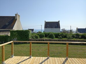 Property grounds - Quiet house with sea view, walking distance to the beach (PLOZEVET)
