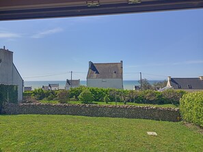 Property grounds - Quiet house with sea view, walking distance to the beach (PLOZEVET)