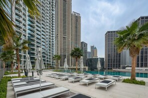 Pool - Stunning Canal View, Studio with Balcony - Peninsula Three, Business Bay (Dubai)
