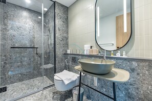 Shower, hair dryer, bidet, towels - Stunning Canal View, Studio with Balcony - Peninsula Three, Business Bay (Dubai)