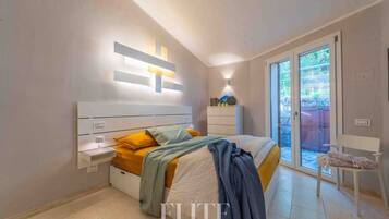 4 bedrooms, in-room safe, desk, iron/ironing board