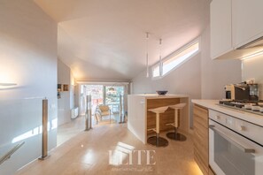 Frigorífico, microondas, lavavajillas y trona infantil