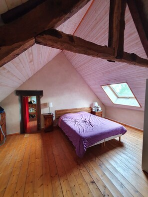 4 bedrooms, desk, iron/ironing board, free WiFi