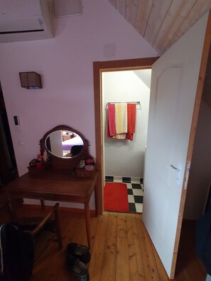4 bedrooms, desk, iron/ironing board, free WiFi