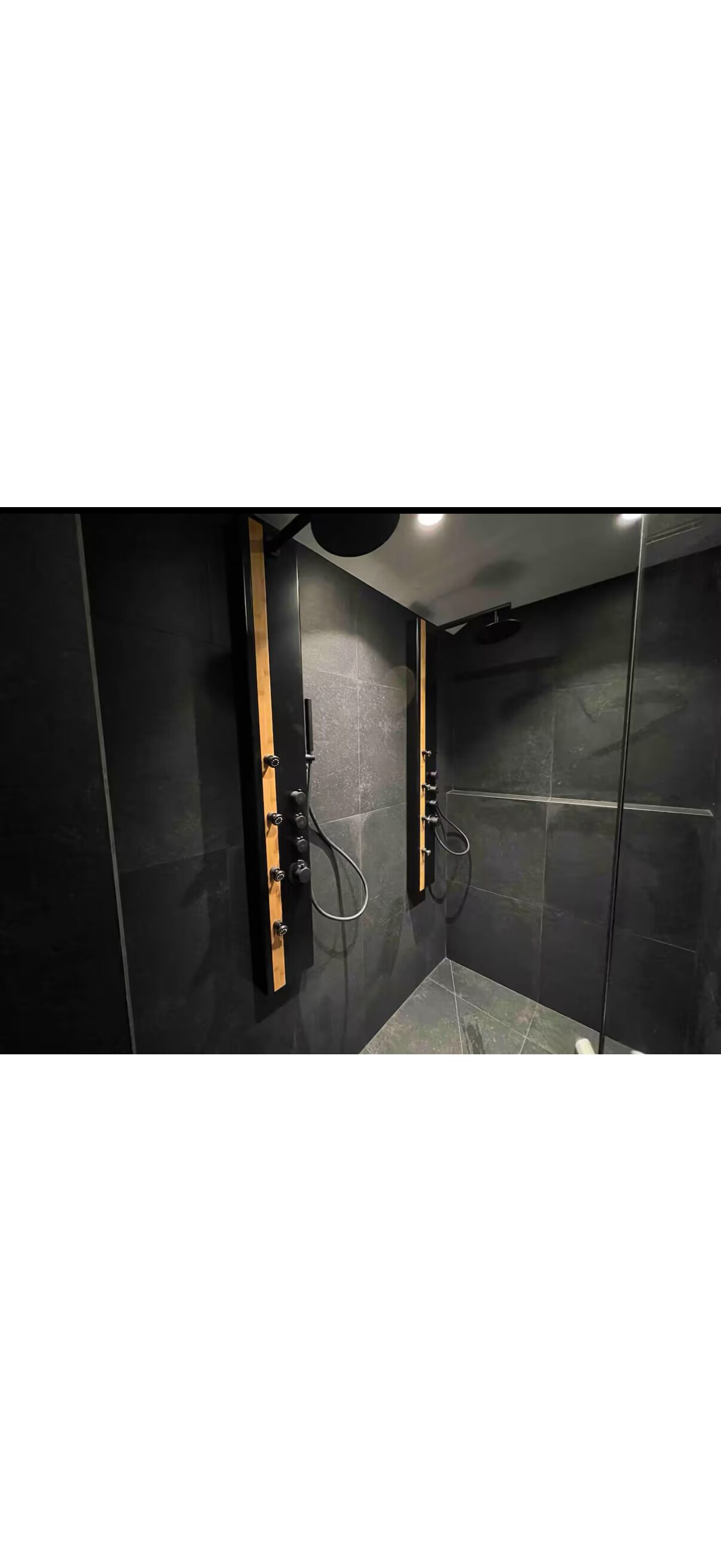 Een douche, een haardroger, handdoeken, zeep