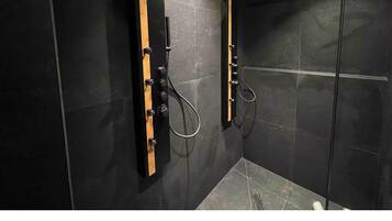 Een douche, een haardroger, handdoeken, zeep