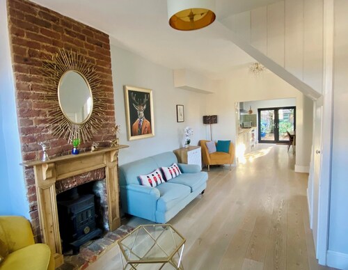 Delightful 2 Bedroom House Central Windsor. Walk to Castle, River!