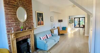 Delightful 2 Bedroom House Central Windsor. Walk to Castle, River!