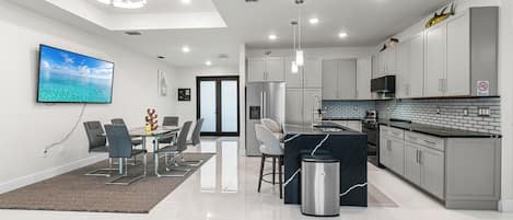 House, 3 Bedrooms | Private kitchen