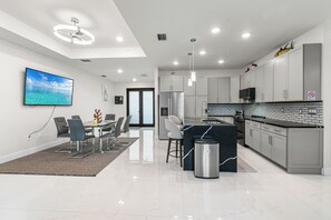 House, 3 Bedrooms | Private kitchen