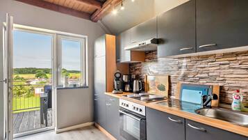Fridge, oven, stovetop, coffee/tea maker