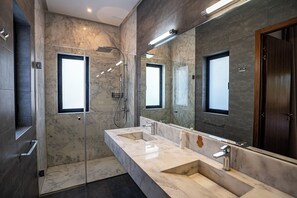 Deluxe Villa, Private Bathroom, Garden View | Bathroom | Shower, towels, soap, shampoo