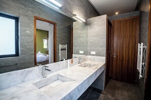 Deluxe-villa - privat badeværelse - udsigt til have | Badeværelse