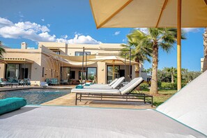 Outdoor pool - Villa Nehas (Oulad Hassoune)