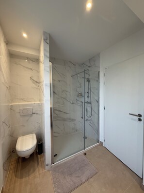 Shower, hair dryer, towels, soap - Apartment with terrace – Close to the sea and Royan city center (Royan)