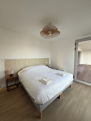 3 bedrooms, iron/ironing board, free WiFi, bed sheets - Apartment with terrace – Close to the sea and Royan city center (Royan)