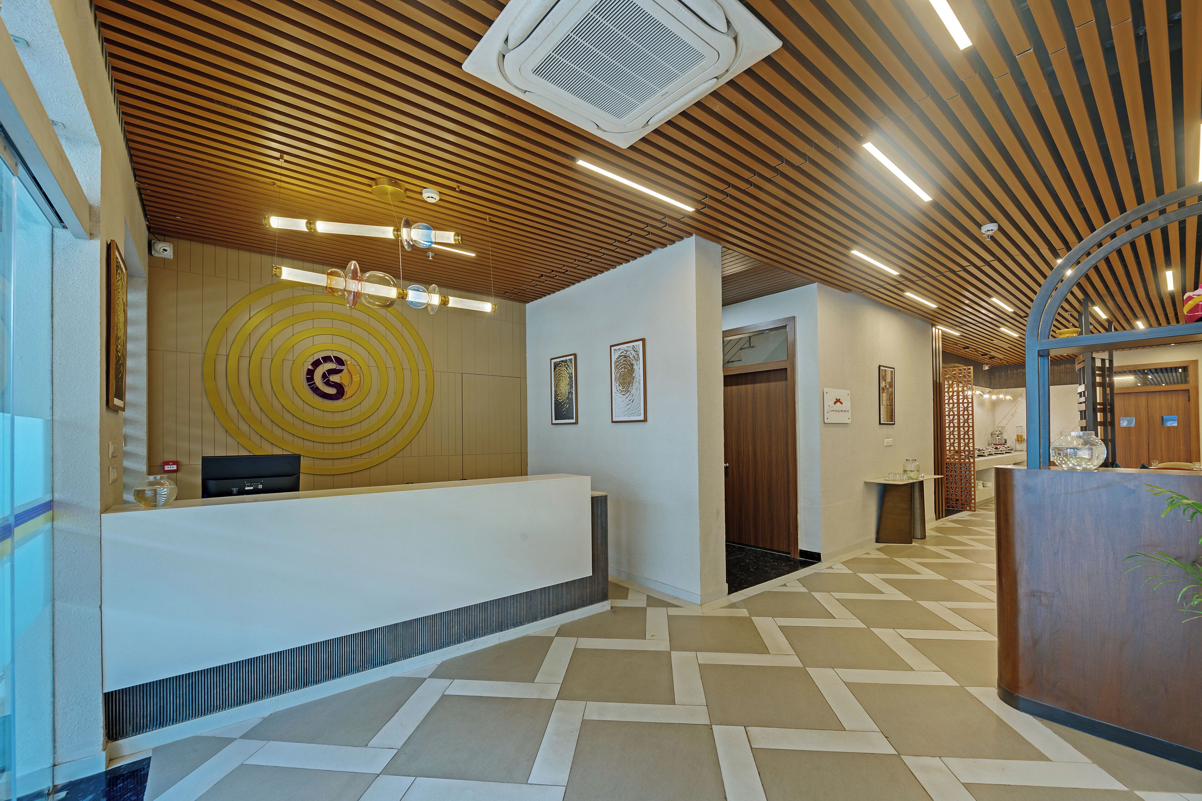 Un área de recepción con techo de madera, mostrador de recepción y mostradores de registro.
