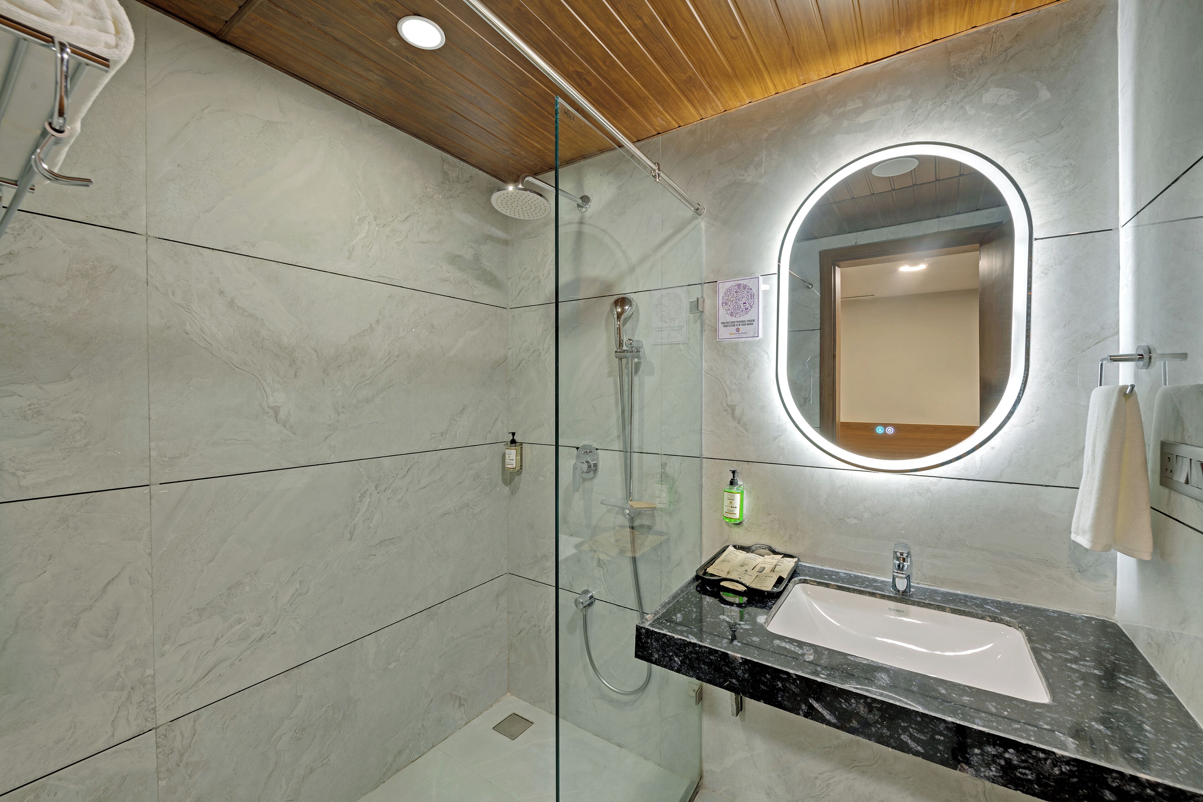 Executive kamer, 1 kingsize bed, uitzicht op de stad | Badkamer | Een douche, gratis toiletartikelen, pantoffels, handdoeken