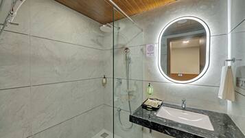 Executive kamer, 1 kingsize bed, uitzicht op de stad | Badkamer | Een douche, gratis toiletartikelen, pantoffels, handdoeken