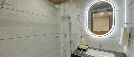 Chambre exécutive, 1 très grand lit, vue sur la ville | Salle de bain | Douche, articles de toilette (gratuits), pantoufles, serviettes fournies