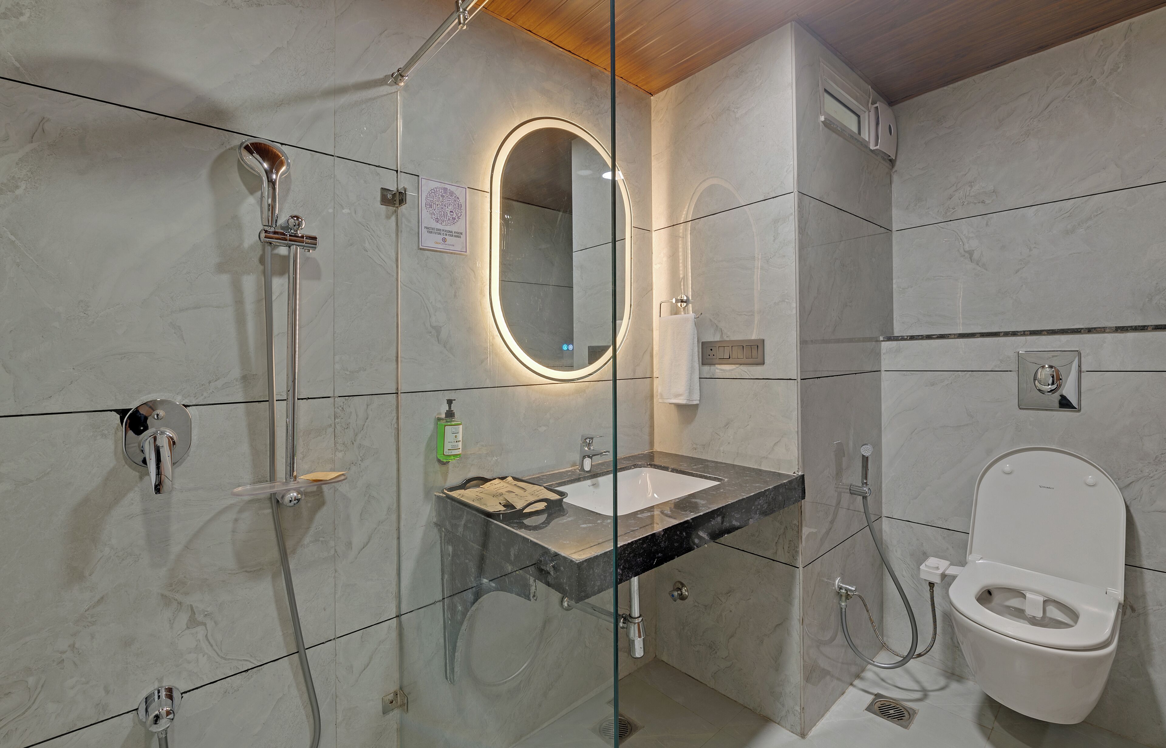 Une salle de bain moderne avec une douche à parois de verre, un meuble-lavabo et des toilettes.