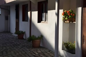 Exterior detail - Chambre Louise Guest Room with Shared Pool (Plobsheim)