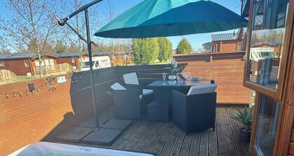 Patricia's Lodge, luxury lodge with private hot tub, Felmoor Park