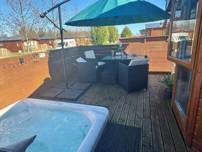 Patricia's Lodge, luxury lodge with private hot tub, Felmoor Park